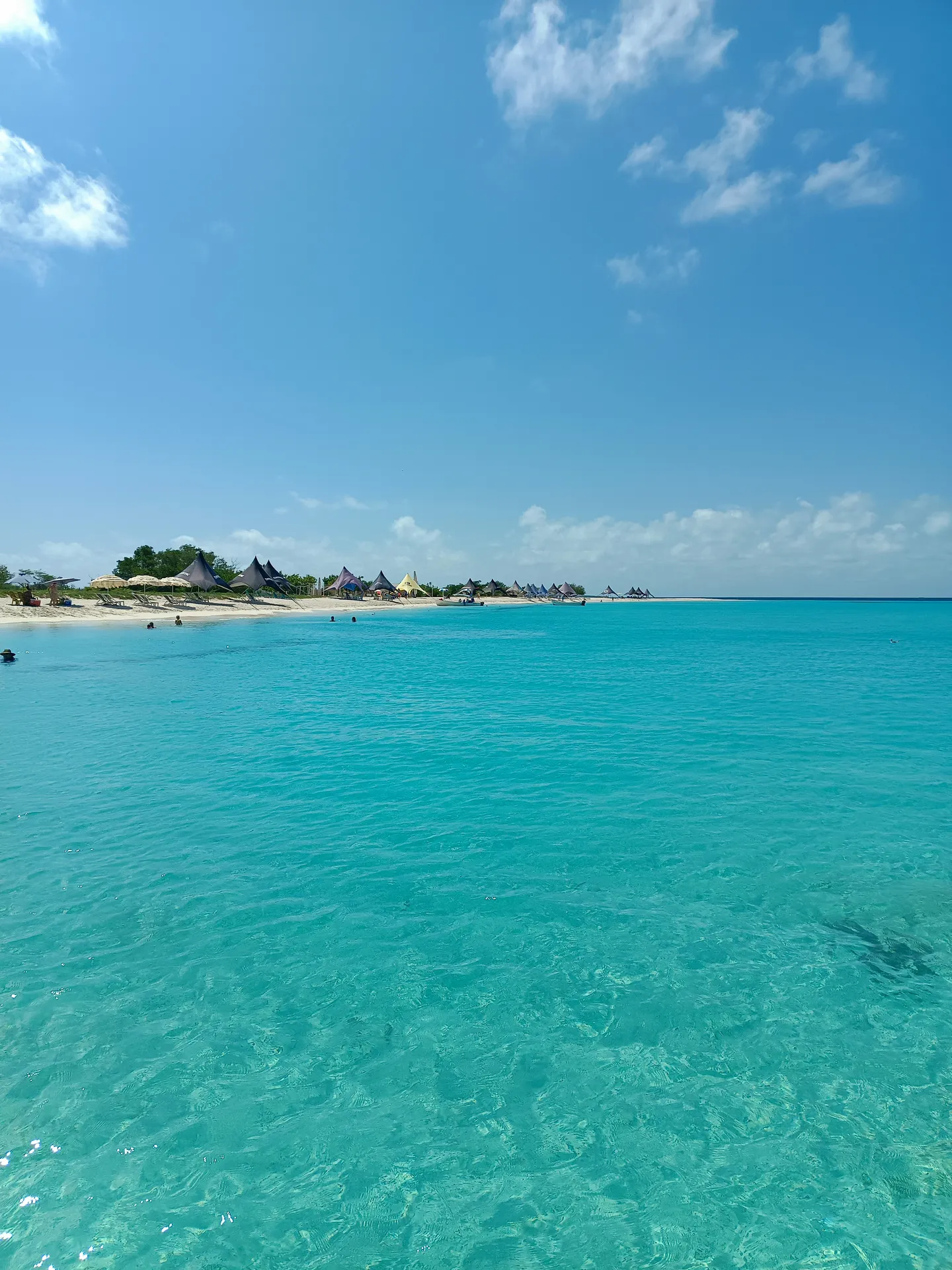Aguas transparentes y arena del cayo Madrisquí